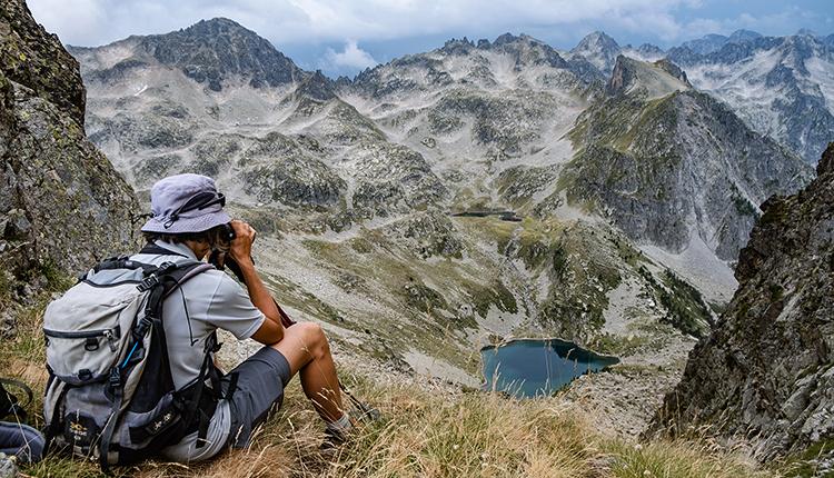 Agent du Parc national des Pyrénées en tournée de terrain © Lilian CAZABET