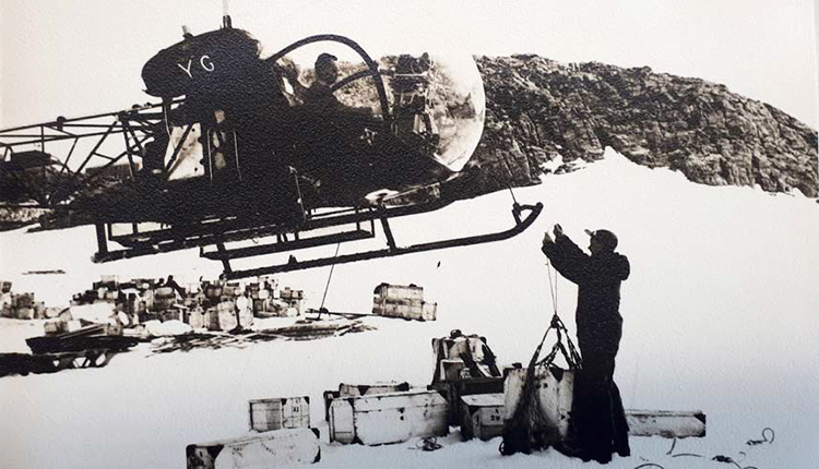 Opération de ravitaillement de la base Dumont d'Urville, 1957. 20010098/101. © Arch. nat. TAAF