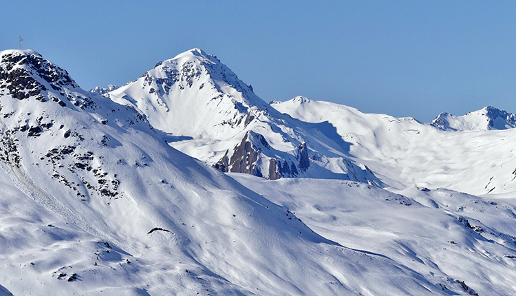 Vue, en hiver depuis Val Thorens, de la pointe de la Fenêtre et de la montagne du Cheval Noir, Massif de la Vanoise © Florian Pépellin / Wikimedia - CC BY-SA 4.0